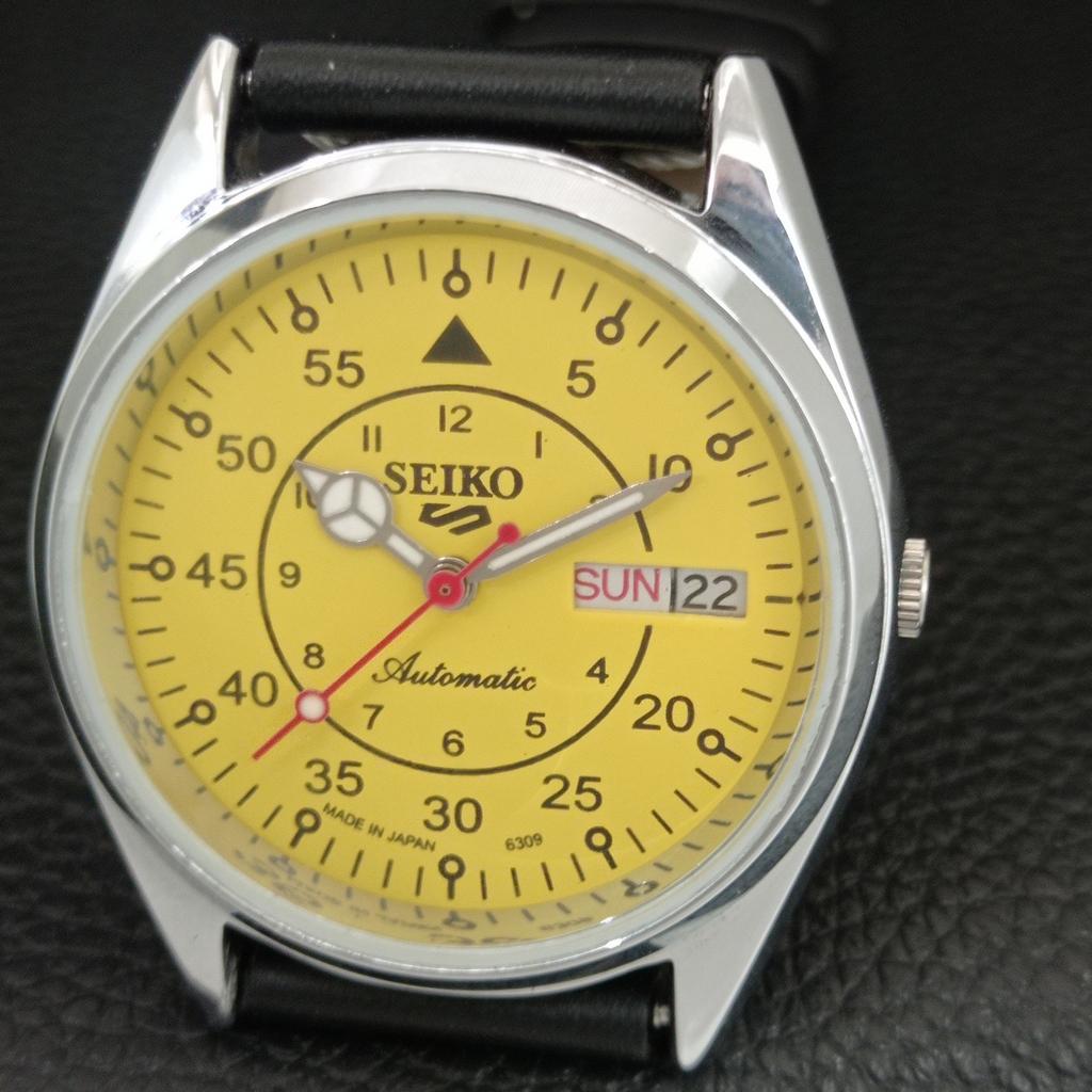 ЯПОНСКИЕ ВИНТАЖНЫЕ ОТРЕМОНТИРОВАННЫЕ МУЖСКИЕ АВТОМАТИЧЕСКИЕ ЧАСЫ SEIKO 5 С ЖЕЛТЫМ ЦИФЕРБЛАТОМ a444668-1