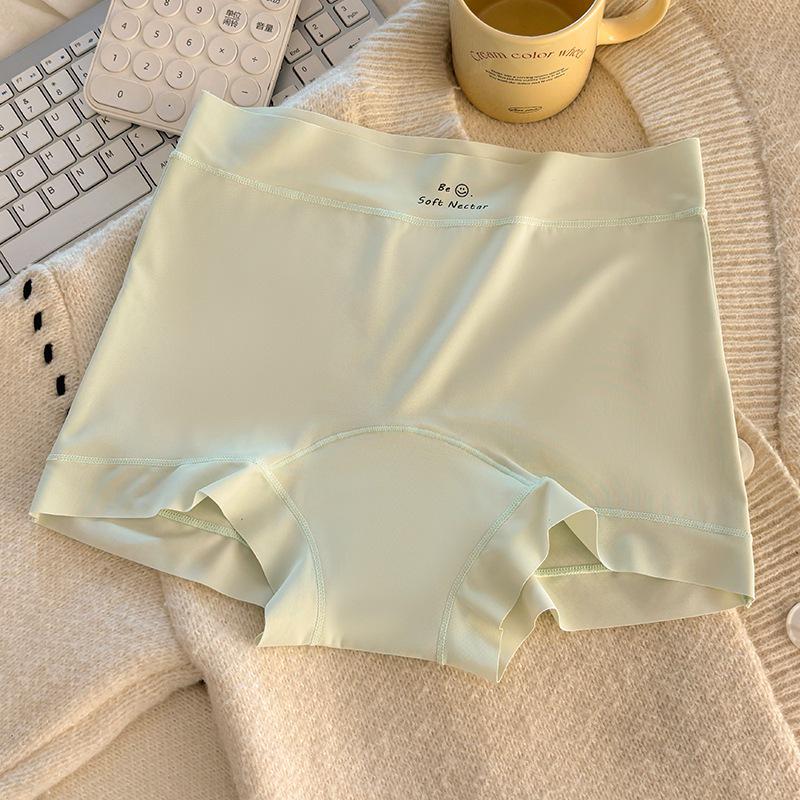 Женские бесшовные боксеры-слипы из ледяного шелка со средней посадкой и антибактериальной хлопковой ластовицей, дышащие и с удлиненной линией бедра.