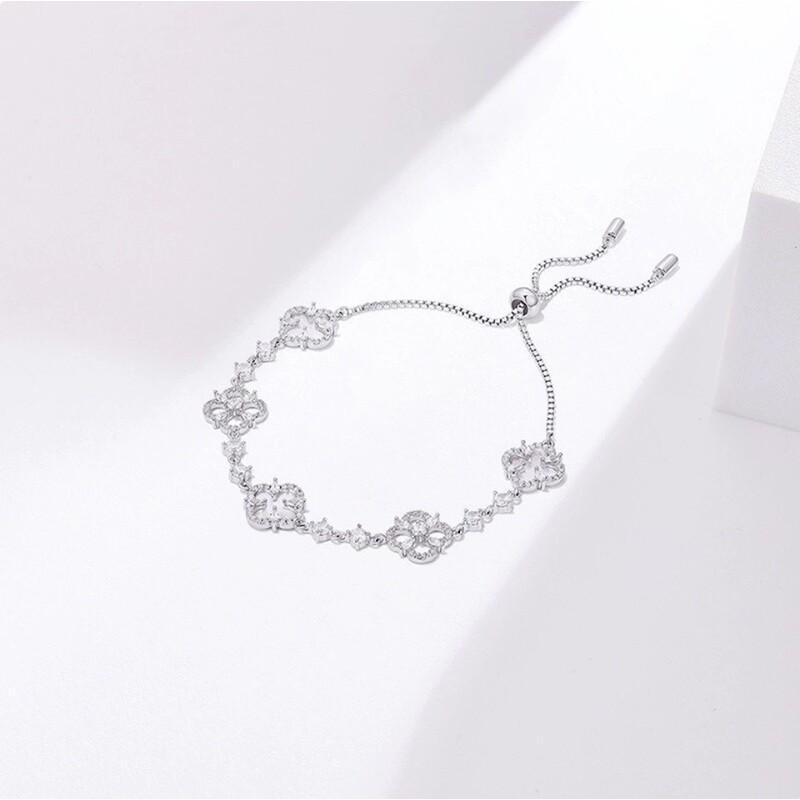 Elegant Mother-of-Pearl Clover Bracelet Women Delicate Floral Design Lightweight Luxury Jewelry 2026 Collection