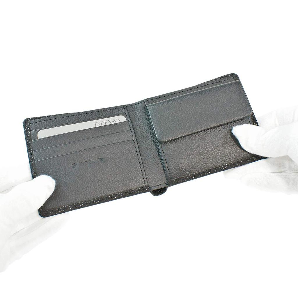 [Inden-ya] Кошелек бифолд Inden с отделением для купюр и монетницей, кожа оленя, черный с черным лаком, узор «черепаховый панцирь», 2006-01-003