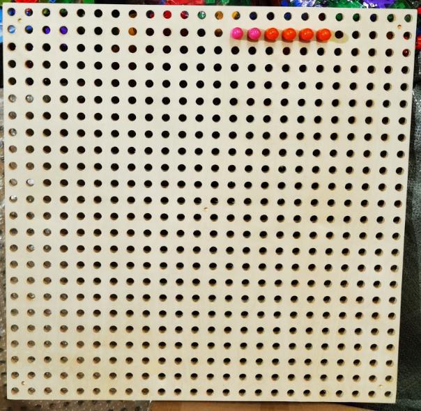 Стена-игрушка с колышками и бусинами: Интерактивные деревянные кубики и игра-украшение для стены для детского сада.