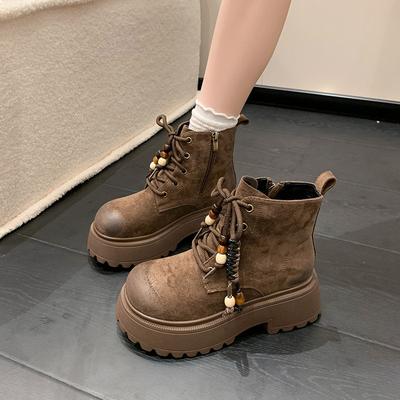 Ретро ботинки Мартин на толстой подошве с увеличением высоты для женской коллекции осень 2025, новые модные облегающие короткие ботинки на шнуровке цвета ревеня