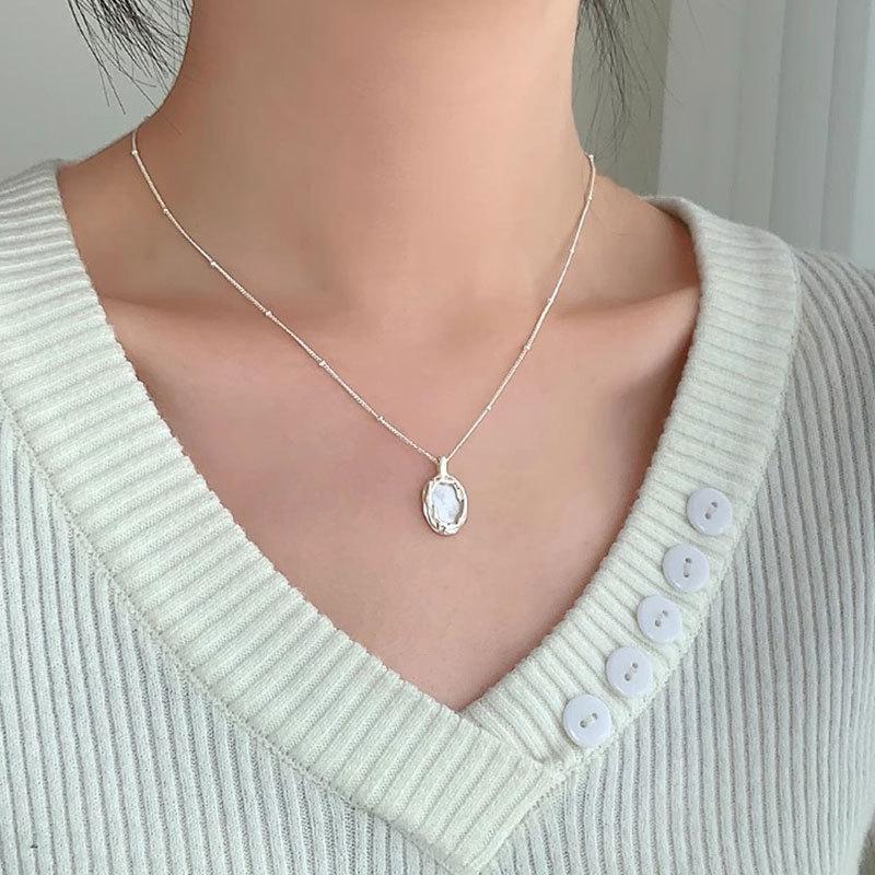 Ожерелье из овальных ракушек для женщин из числа меньшинств, легкая роскошь, современный дизайн и универсальная цепочка для воротника