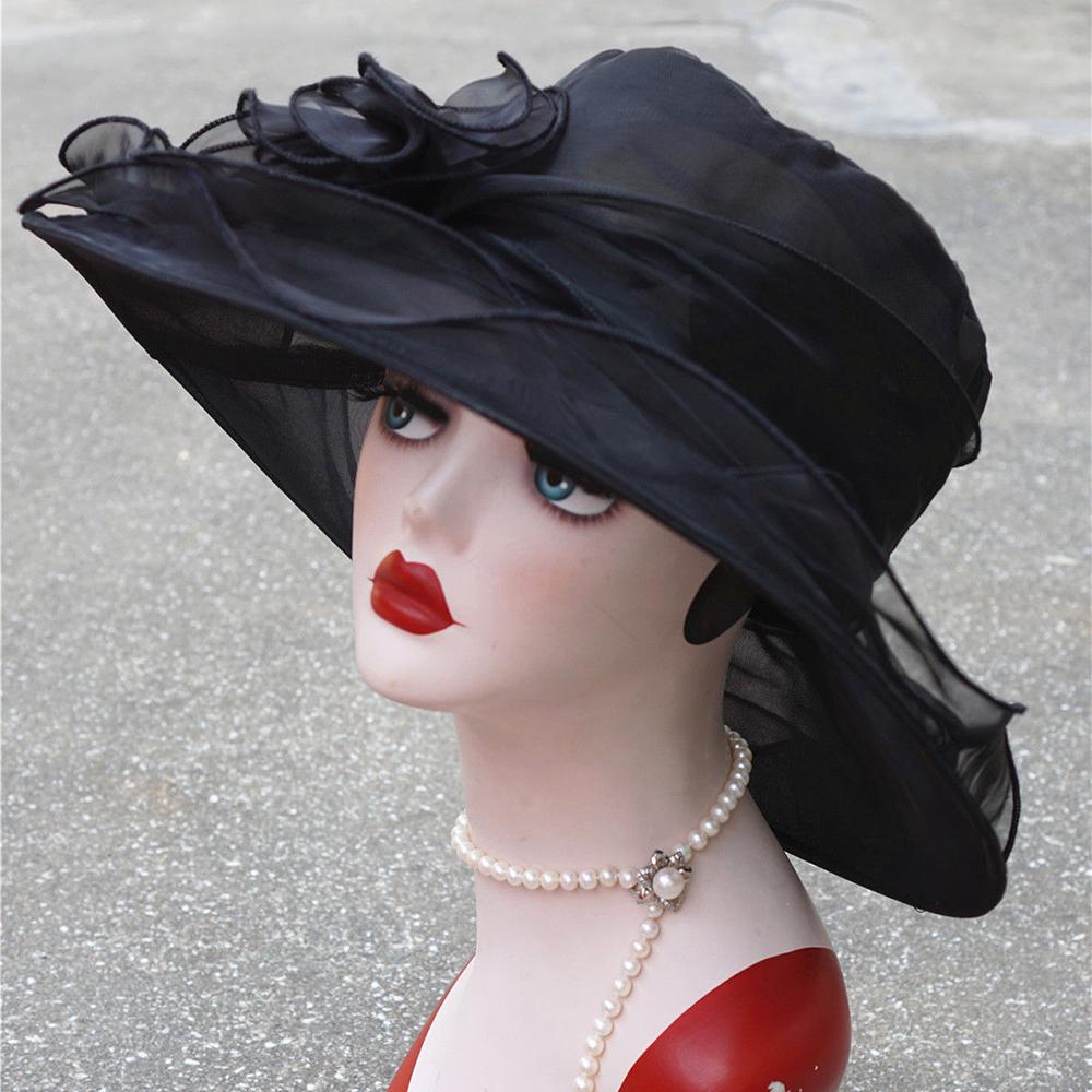 Широкополая солнцезащитная шляпка с декором в форме цветка. Материал-сетка.Цвета в ассортименте:розовый,белый,синий,фиолетовый,черный,жёлтый,красный.Размеры:глубина 10см,поля 11см,диаметр цветка 14см,окружность головы56-58см