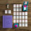 Коллекция винтажных настольных игр на полке, включающая «Табу» и «Trivial Pursuit» для семейного игрового вечера, образовательное развлечение и