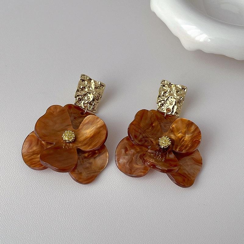New Trendy Metal C-shaped Acrylic Flower Pendant Earrings for Women Vintage Coffee Petal Personality Earrings Jewelry