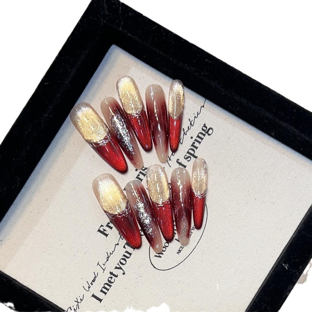 Плетеная вручную броня в новогоднем стиле, высококлассный эффект «кошачий глаз» красного цвета, французская золотая фольга, румяна, маникюр «бабочка», съемная ногтевая пластина