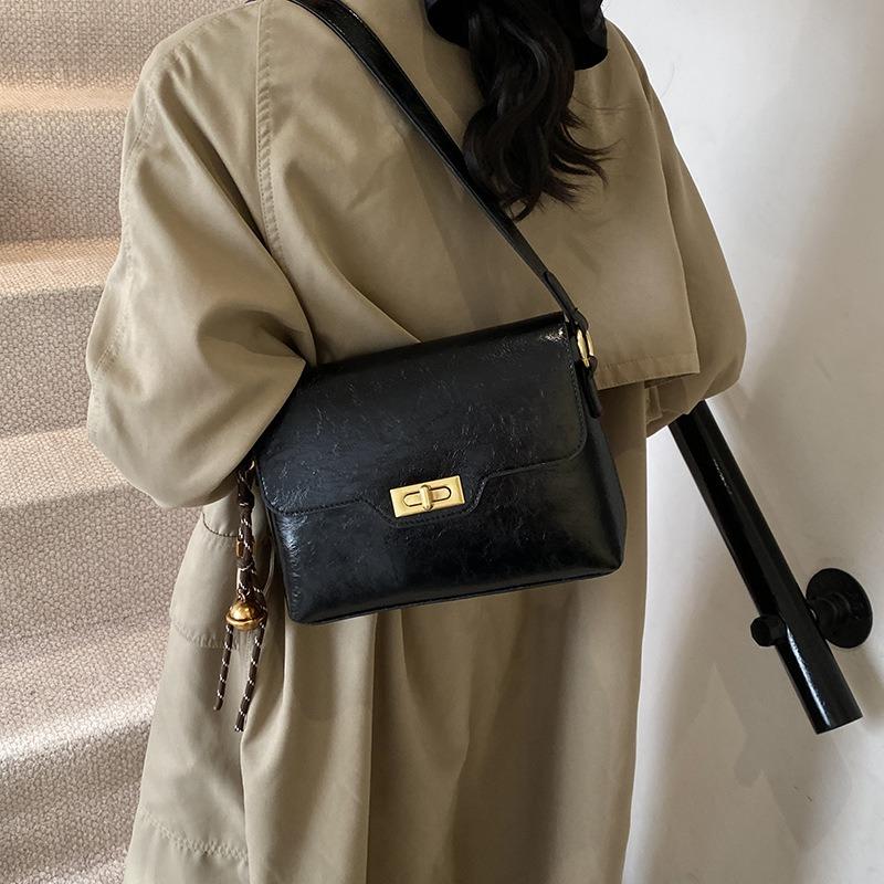 Маленькая сумка женская модная универсальная новая ретро сумка через плечо, сумка-мессенджер, нишевая дорожная маленькая квадратная сумка