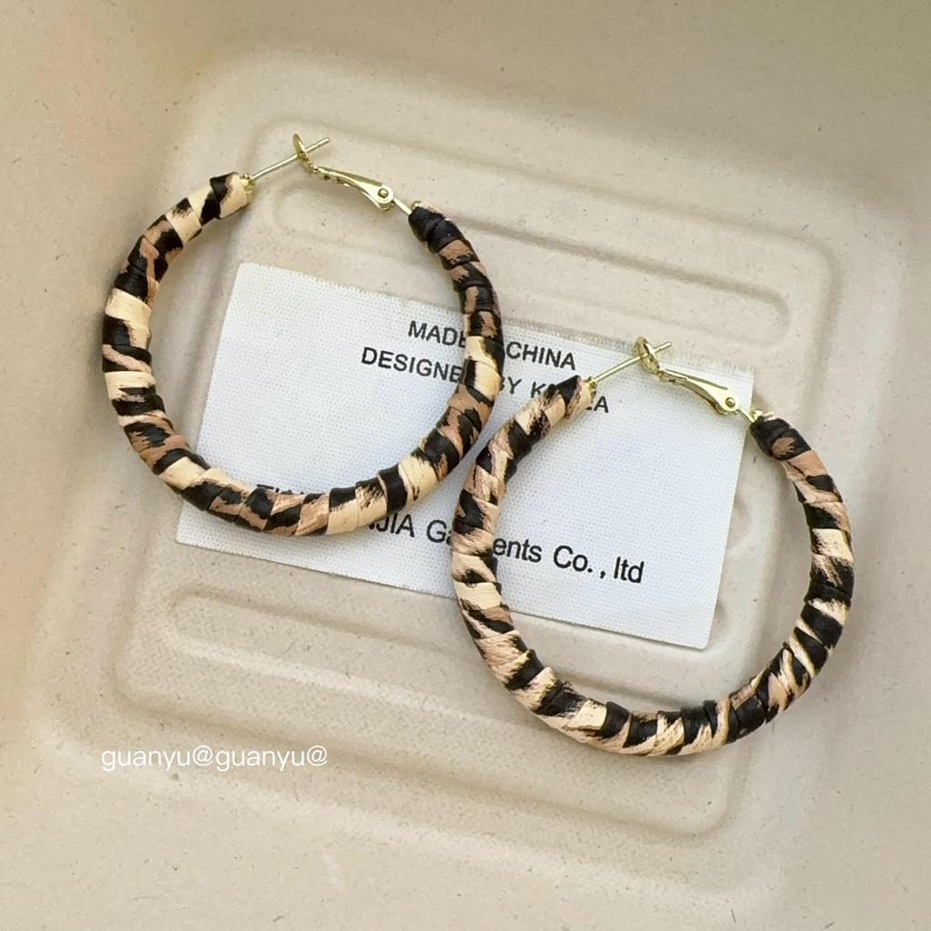 Изысканные кожаные серьги-кольца с леопардовым принтом для женщин - Стильная, роскошная и универсальная мода.