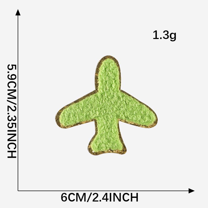Полотенце из синели с золотой окантовкой, вышитыми нашивками в виде молний и радуги