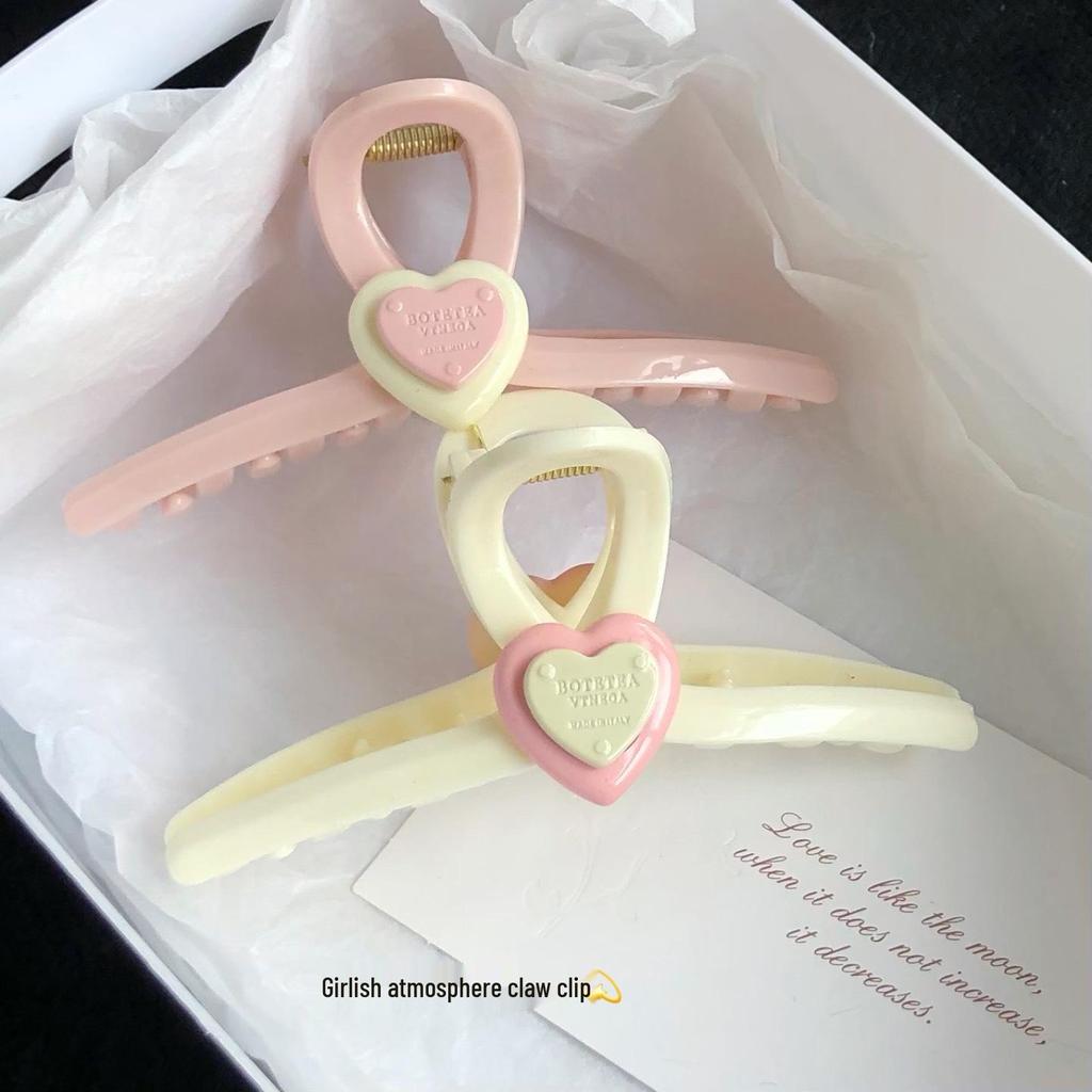 Нежная заколка-сердечко: Кремово-розовый аксессуар для волос в стиле акулы