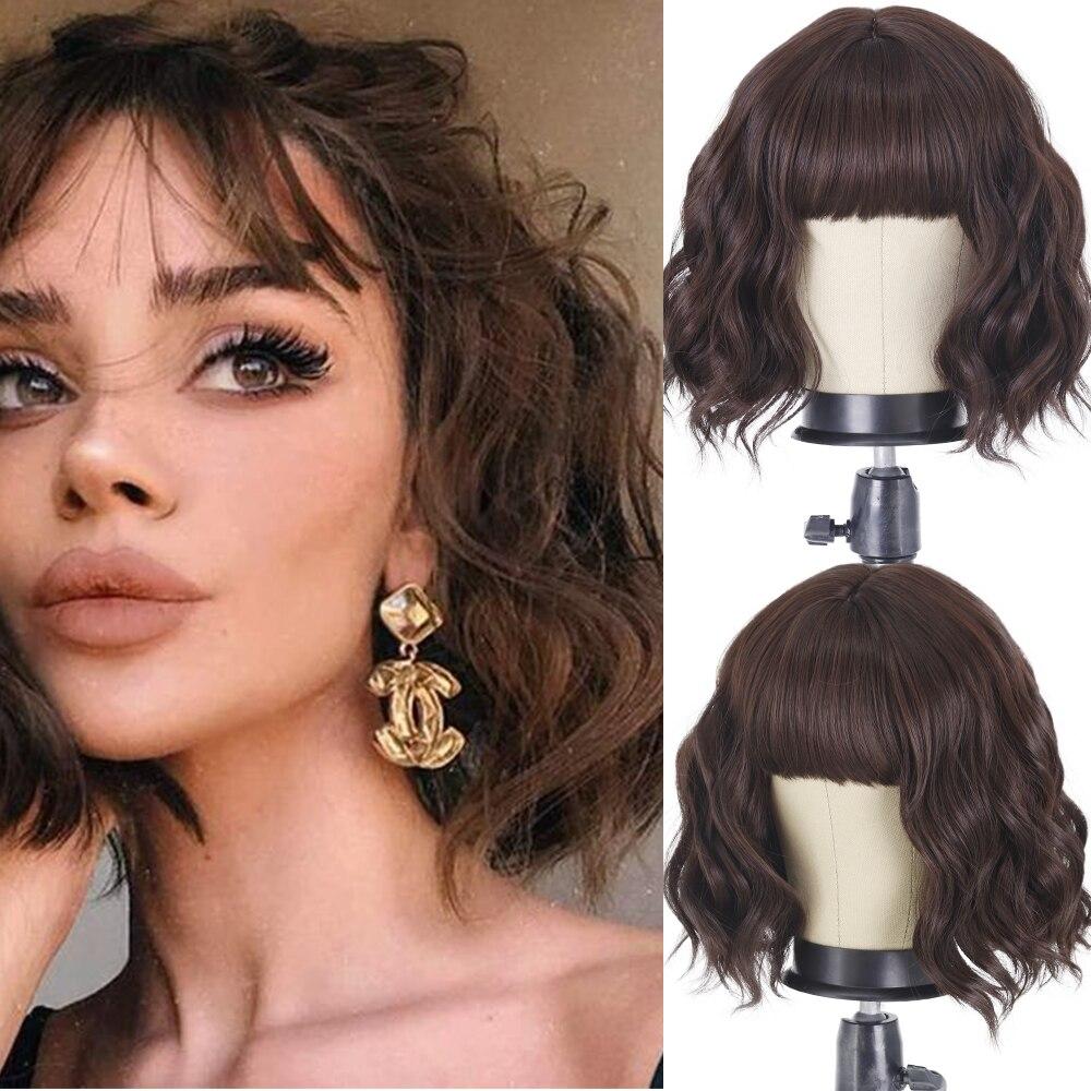 MISS WIG Женская мода Короткий волнистый парик с челкой Синтетическое волокно Чистый белый волнистый парик Косплей Одежда для вечеринок на Хэллоуин