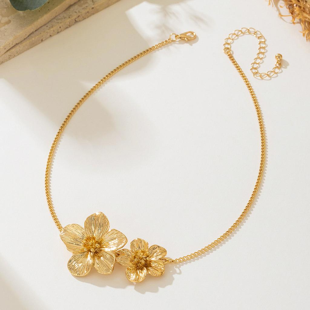 LATS Metal Wrinkled Stereoscopic Flowers Pendant Necklace for Women Charm Temperament Clavicle Chain Party Jewelry