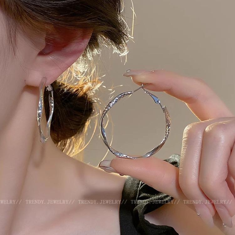 Женские серебряные серьги-кольца: Легкая роскошь 2024 года. Преувеличенный стиль ниши