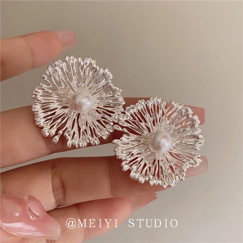 Французские ретро металлические серьги-пусеты в виде цветов - Стильный, высококлассный дизайн для лица, которое выглядит меньше.