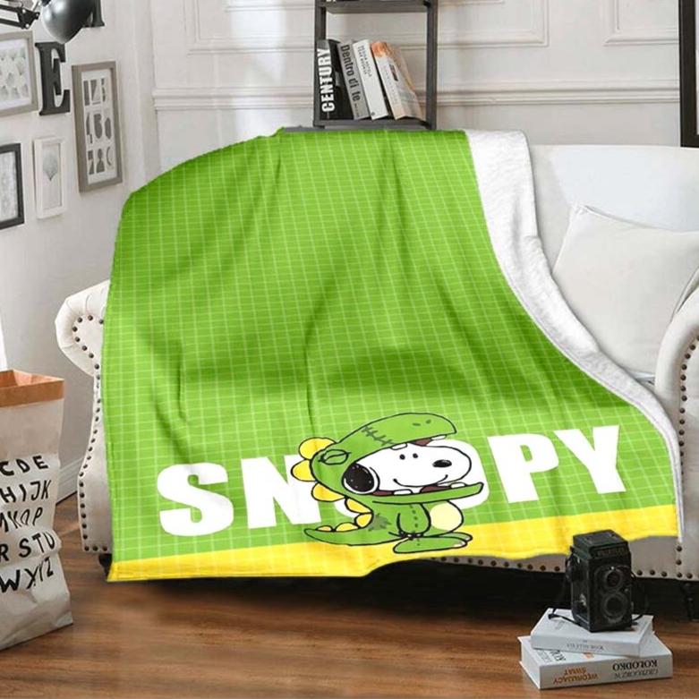 Cute Snoopy print soft and warm blanket, perfect for naps, sofas, beds, camping trips, the office, birthday and holiday gifts.
