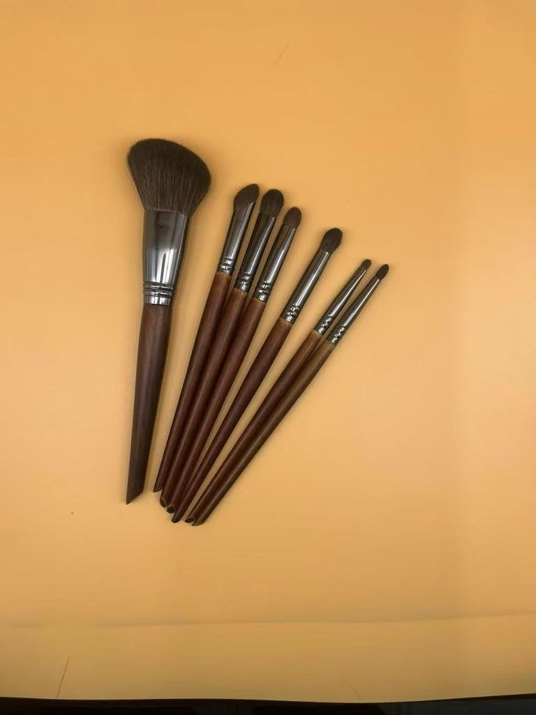 7-Piece Animal Hair Makeup Brush Set: Powder, Blush, Foundation Tools for Beginners