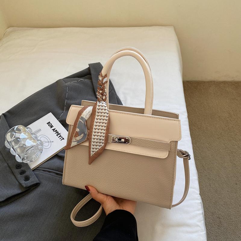 Premium sense retro handbag bag women's autumn and winter 2025 popular versatile commuter shoulder bag crossbody small square bag