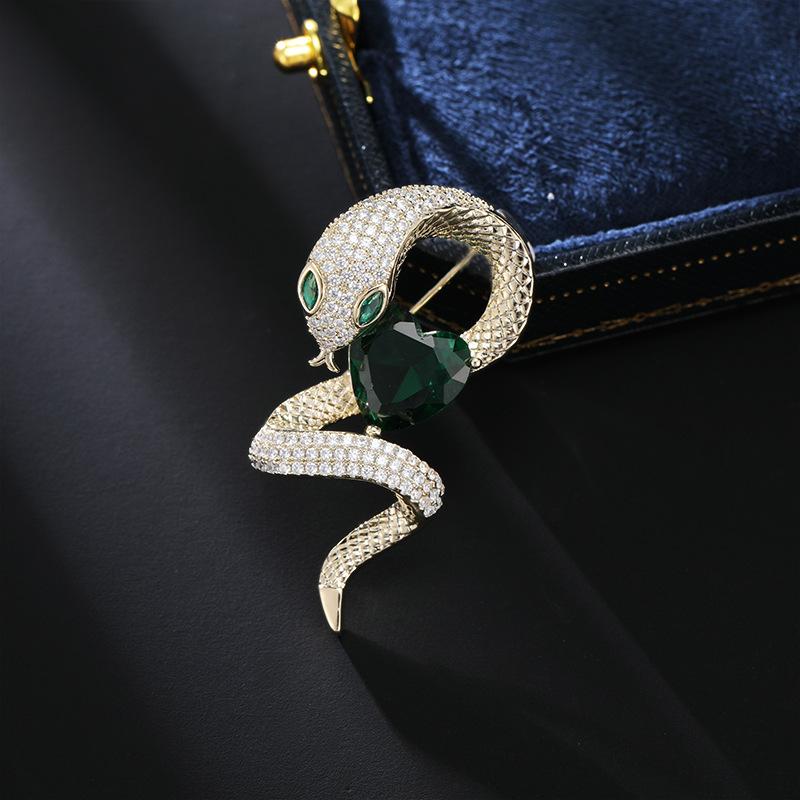 Персонализированное креативное зеленое кольцо, знак зодиака в форме сердца, год рождения, брошь в форме змеи, нишевый светлый роскошный пиджак, персонализированная булавка