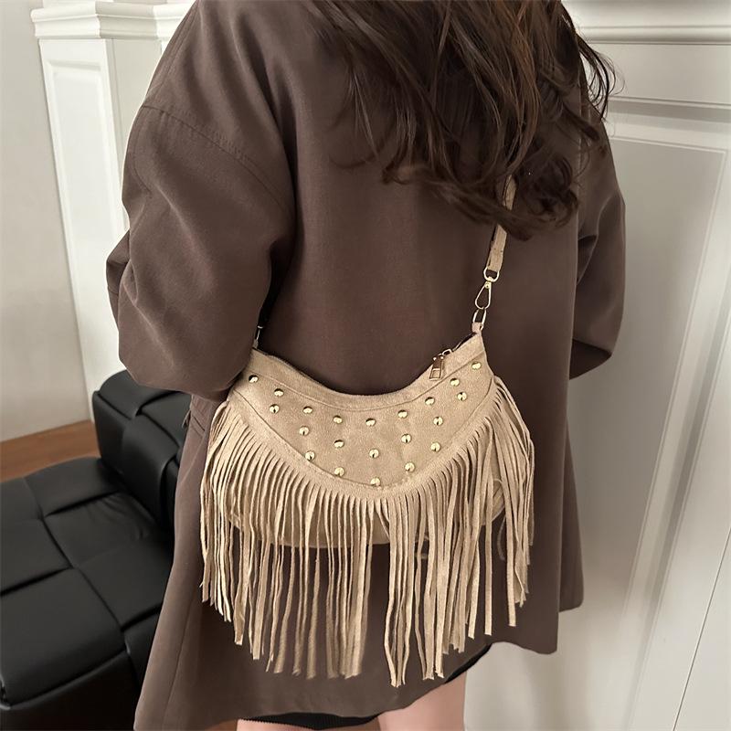 Замшевая сумка-пельмень с кисточками и заклепками - Осень/Зима 2025 Бохо через плечо