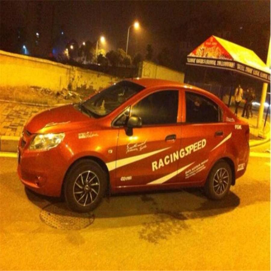 Наклейка на боковую часть автомобиля в виде гоночных полос серо-черного цвета