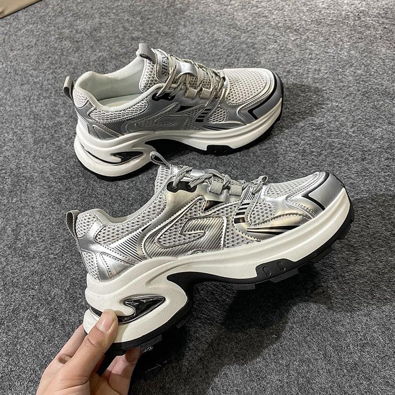 Дышащие сетчатые кроссовки на толстой подошве, женские, с небольшой прибавкой роста, для ношения с юбкой, новая повседневная спортивная обувь лето 2025