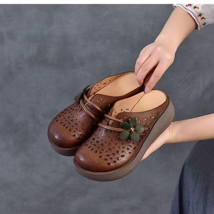 Летние полые ретро полушлепанцы из мягкой кожи женские 2025 лето новые на толстой подошве с цветком для улицы с закрытым носком