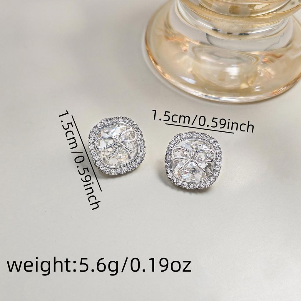 Элегантные серьги квадратной формы с бантиком и цирконием: простой, но нежный дизайн для повседневного шикарного образа