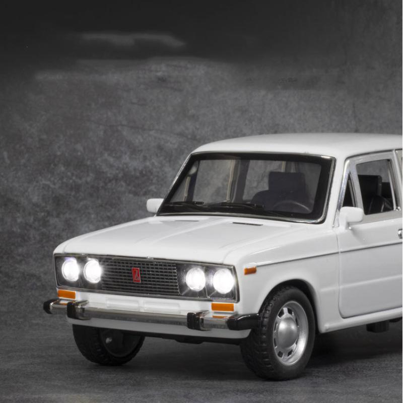 1:24-масштабная модель легкосплавного автомобиля LADA 2106 со световыми и музыкальными эффектами
