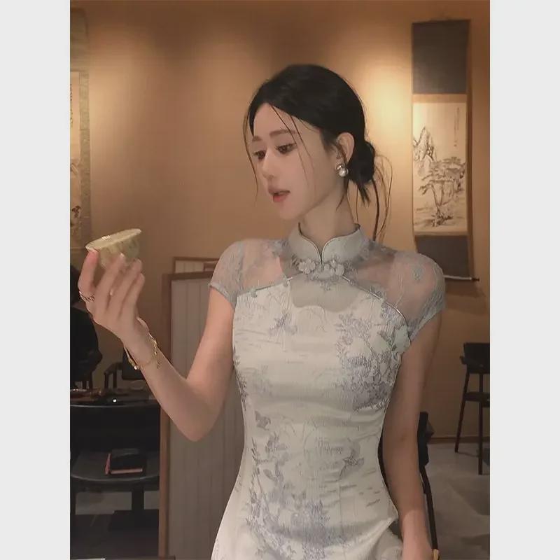 Элегантное платье-чеонгсам с синими пуговицами — современный китайский стиль для весны