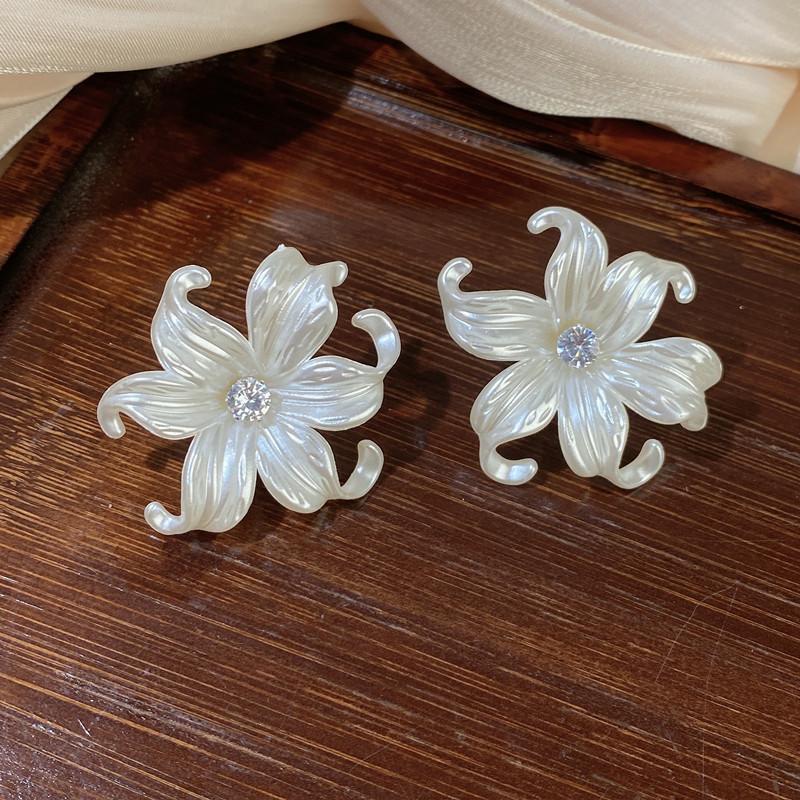 Chic Lily Stud Earrings White Acrylic Flower Women's Unusual Earrings Curved Petals Crystal Middle Unique Design Earrings