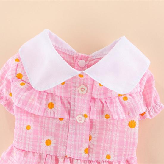 Платье для домашних животных с отложным воротником и короткими рукавами. Очаровательное платье-пуловер в клетку с цветочным принтом.