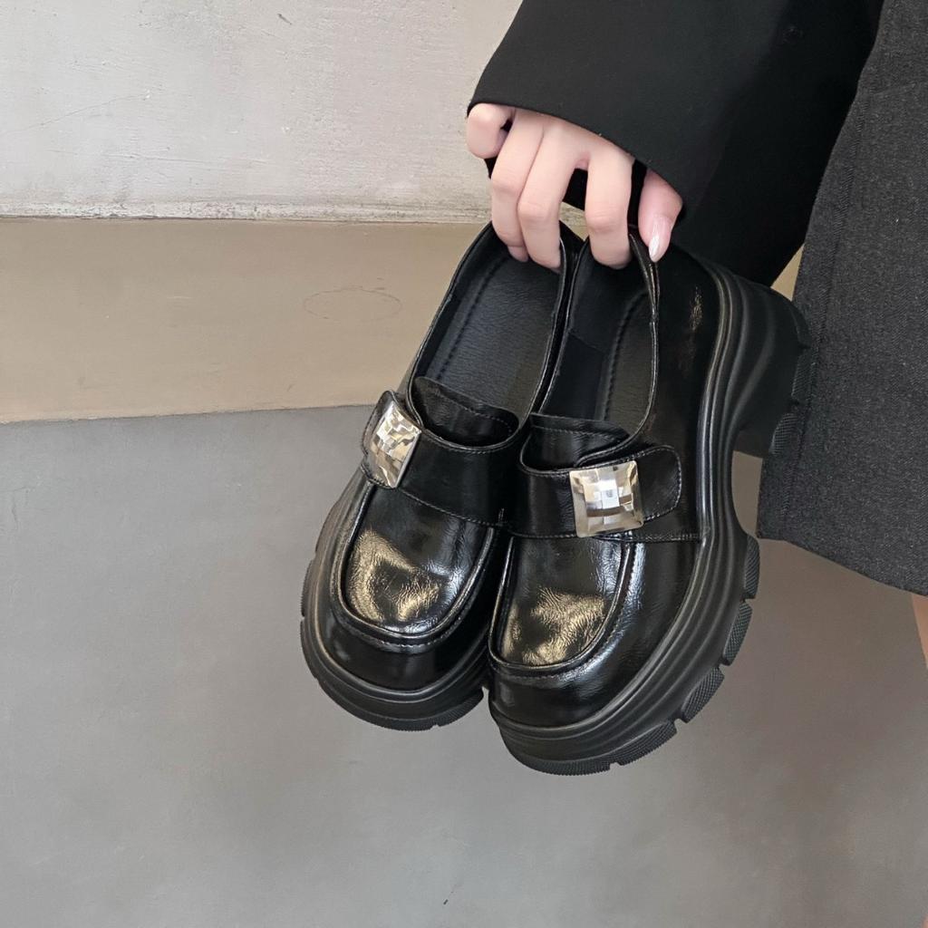 Лоферы женские 2025 новая мода универсальные толстая подошва увеличивающие рост легкие мягкая подошва шнуровка нишевые одинарные туфли маленькие кожаные туфли