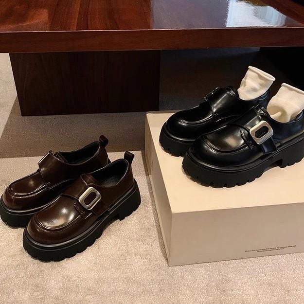 Виноградная мама имеет тот же стиль, стиль колледжа с квадратной пряжкой, ленивый человек с одной ногой, толстый каблук-маффин, толстая подошва, лоферы из маленькой кожи