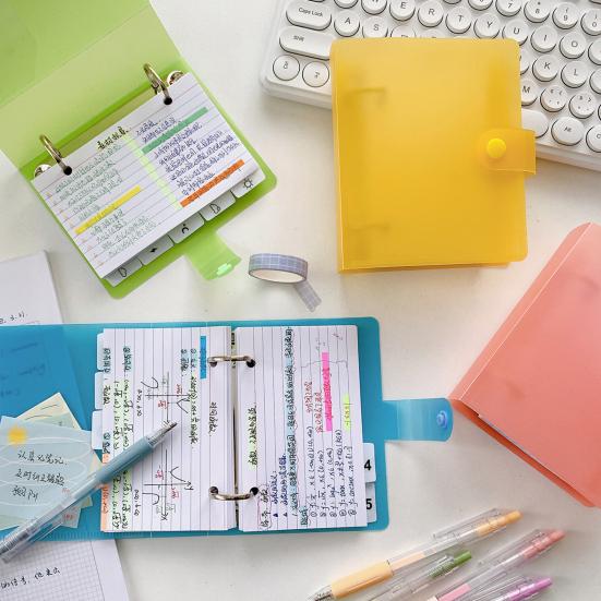 Карточки с подкладкой и держателем для папок с кольцами. Дизайн с предварительно перфорированными отверстиями. Компактный размер. Портативный. Широкая портативность.