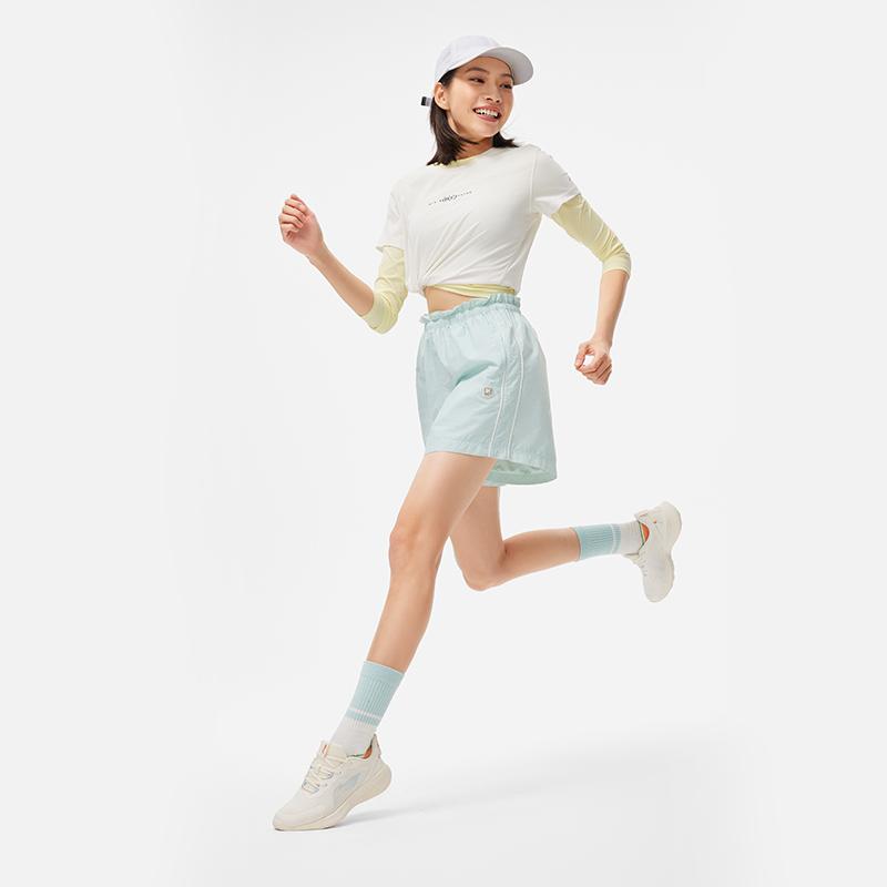 Футболка Li Ning Running Series однотонная, быстросохнущая, светоотражающая, дышащая, с круглым вырезом и коротким рукавом, женская, цвет белый ATSU190-3