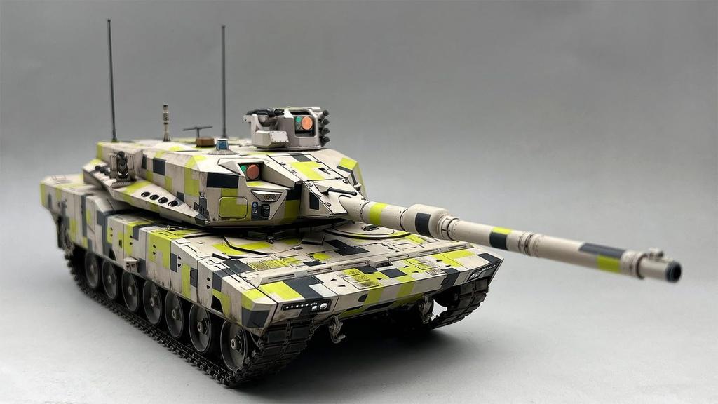 Amusing Hobby 1/35 KF51U Panther Основной боевой танк следующего поколения Пластиковая модель AMH35A065 (танк)