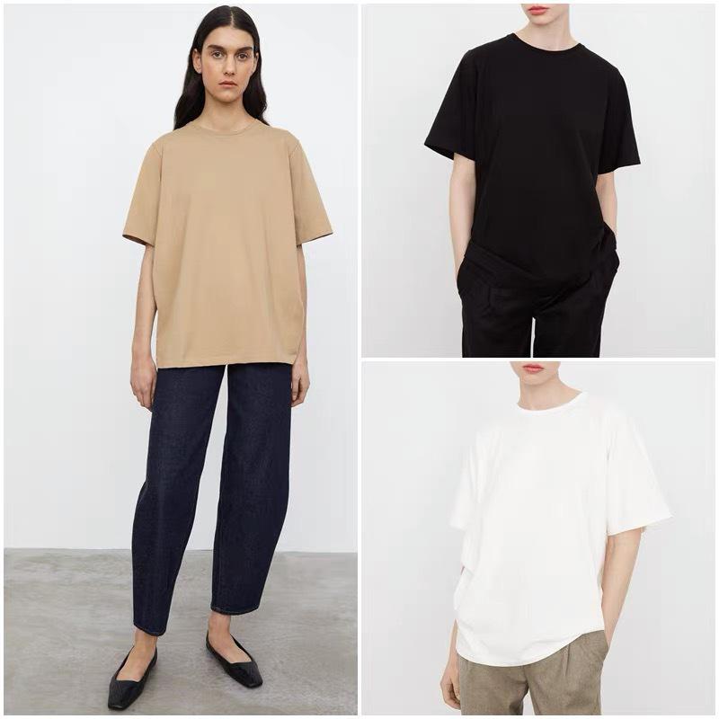 Минималистичная футболка А-силуэта с перекрученным швом, с круглым вырезом и короткими рукавами, коллекция весна/лето 2022.