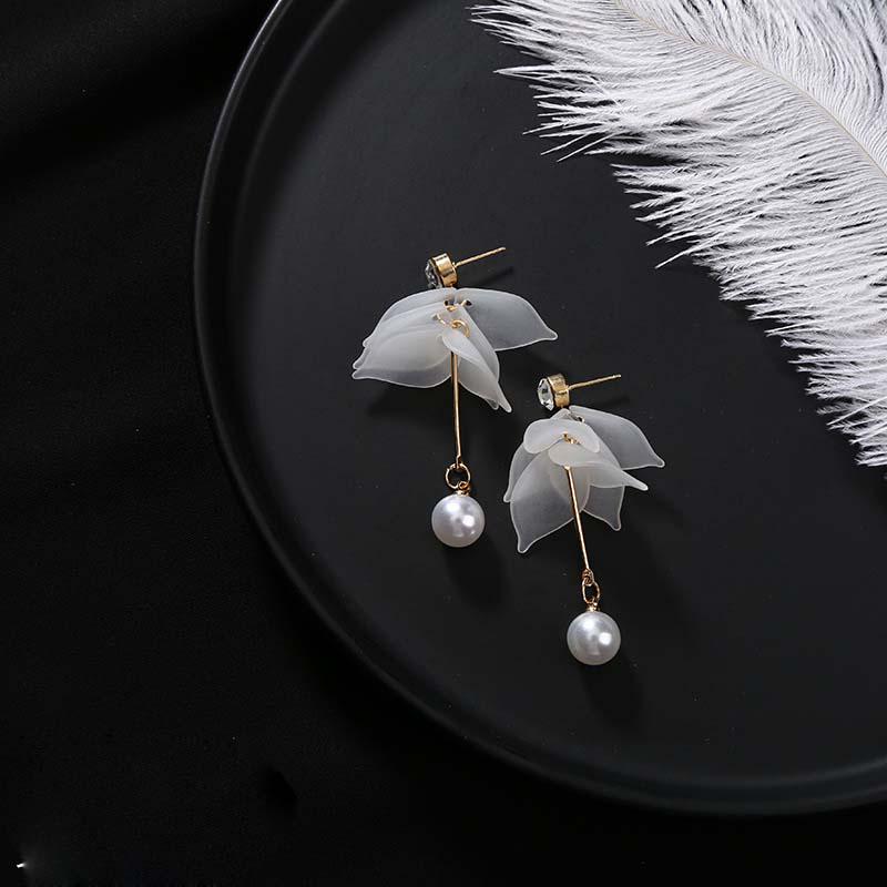 Нежные серьги-цветы из молочного акрила. В ассортименте несколько разных моделей