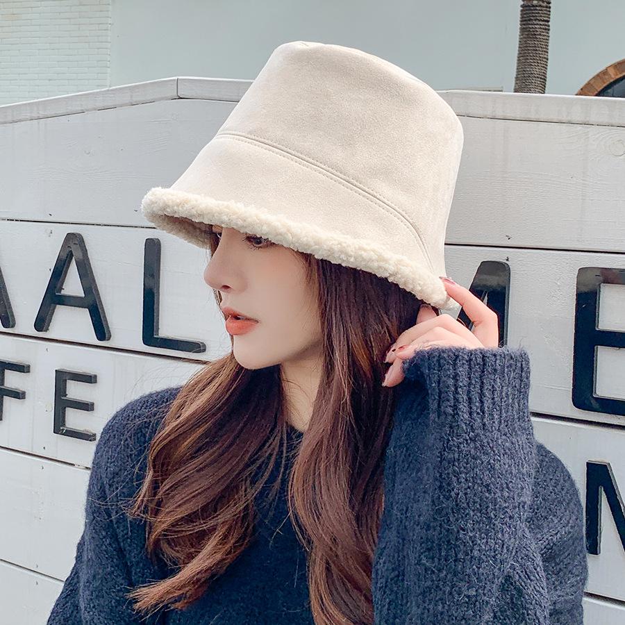 Осенне-зимняя женская рыбацкая шапка из замши и овечьей шерсти тонкая и универсальная, то же самое можно сказать и о теплой панаме.