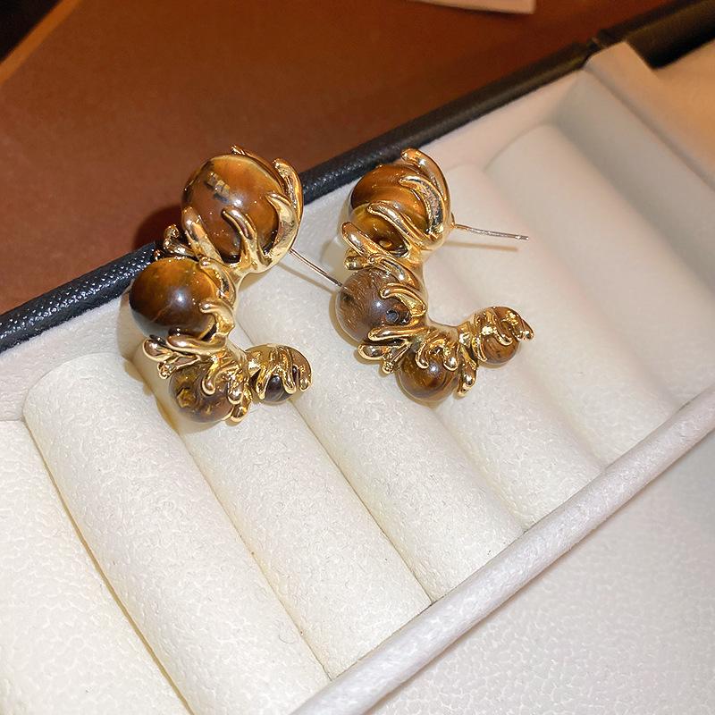 Серьги 'Серебряная игла' в стиле 'Тигровый глаз': Элегантные, модные серьги-пусеты с отделкой карамельного цвета.