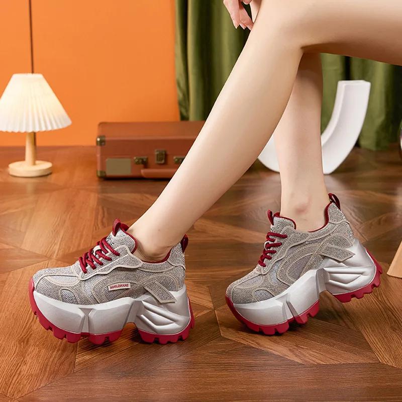 Мода Высокое качество 11СМ Микрофибра Кожа 2025 Весенняя обувь Ботильоны Женщины Вулканизированные Массивные Кроссовки Платформа Клин Блеск Осень