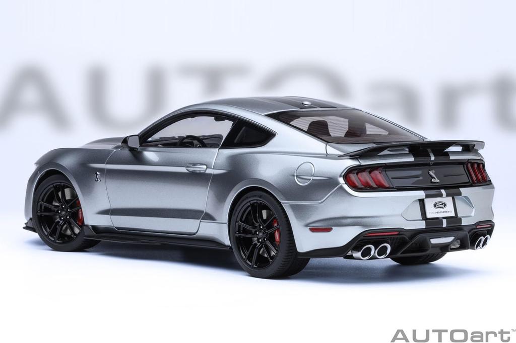 AUTOart Масштабная модель Ford Mustang Shelby GT500, черная, готовое изделие 73096 1/18 (Серебряные полоски)