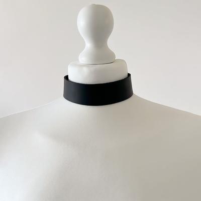 Женская мода Воротник Простой черный ПУ кожа Широкое ожерелье Воротник на пуговицах Аксессуар для повседневной носки Воротник