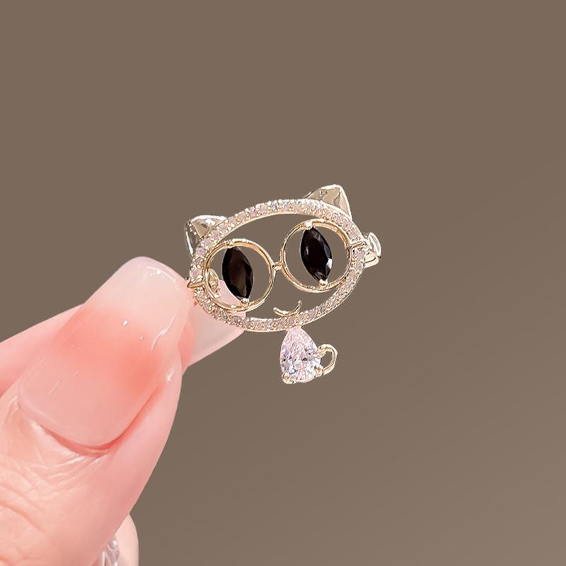 High-End Women's Cute Cat Brooch: Hollow Anti-Exposure Pin for Shirt Collar & Corsage