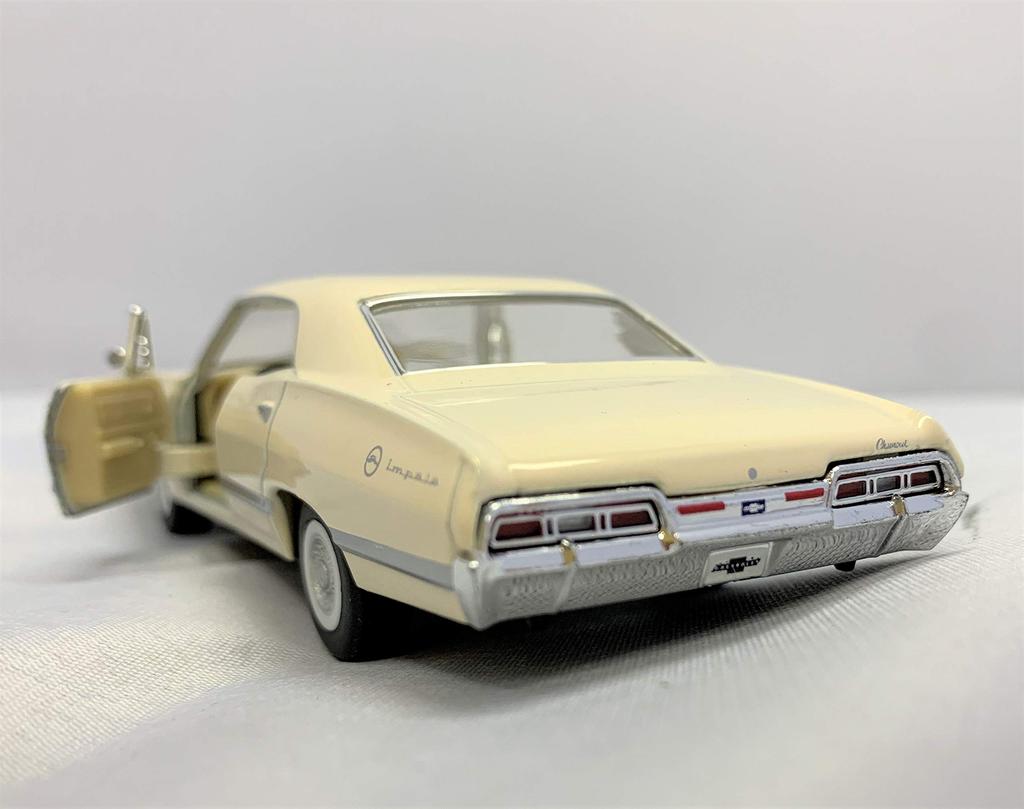 KiNSMART 1/43 Scale 1967 Chevrolet Impala Pullback Diecast Car (White)