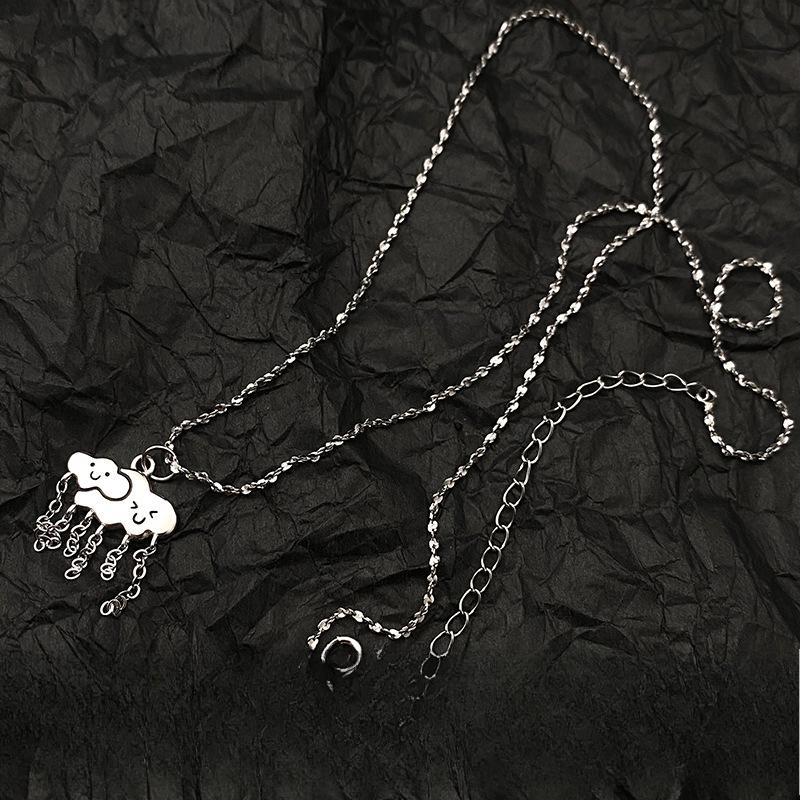 Простое мультяшное милое выражение облако кисточка ожерелье дождь погода элементы ломающая кости цепь