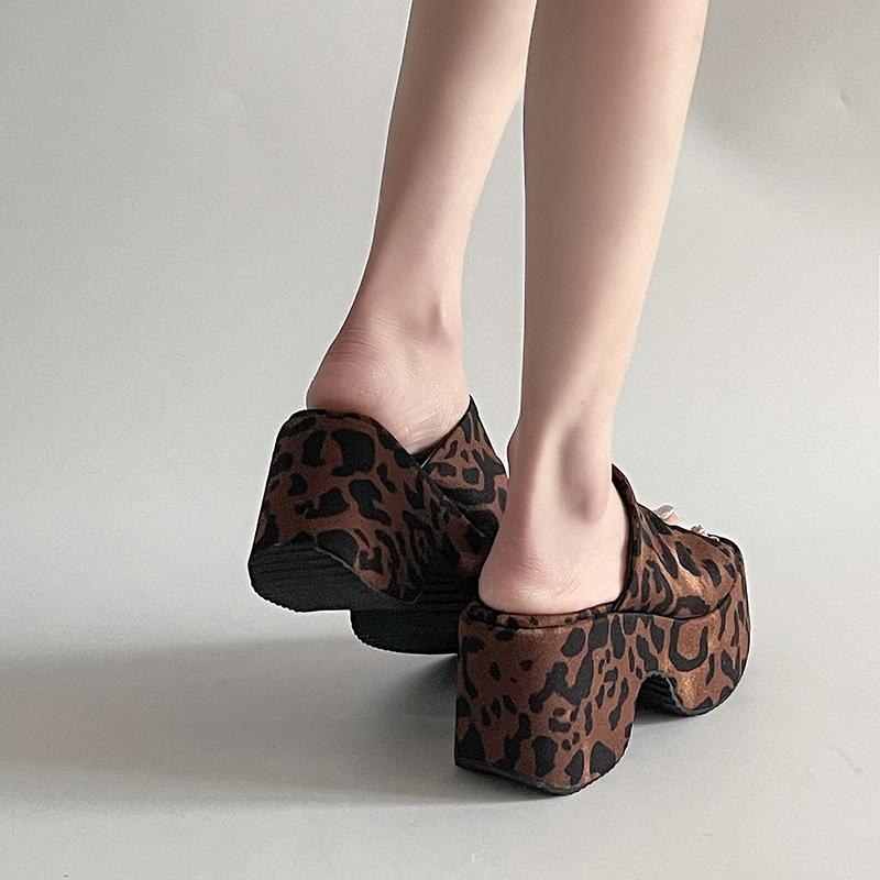 Красивые босоножки на танкетке с леопардовым принтом, женские, весна-лето 2025, новая верхняя одежда, складки на толстой подошве с юбкой, классные тапочки на высоком каблуке
