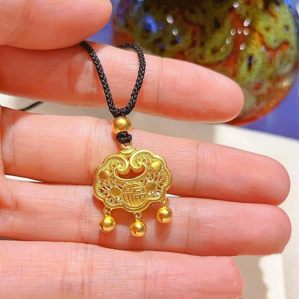 Safety lock necklace, female light luxury niche design, high-end sense hollowed out and does not fade, long life lock, give friends birthday gifts