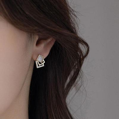 Серьги-пусеты из серебра 925 пробы с корейским кубиком из камня «кошачий глаз»